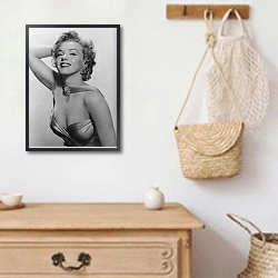 «Monroe, Marilyn 24» в интерьере в стиле ретро над комодом