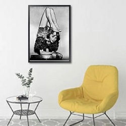 «История в черно-белых фото 1193» в интерьере комнаты в скандинавском стиле с желтым креслом