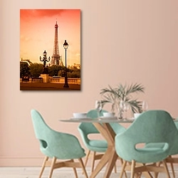 «Франция. Париж. Закат и Эйфелева башня» в интерьере современной столовой в пастельных тонах
