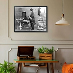 «Звуки прошлого» в интерьере комнаты в стиле ретро с проигрывателем виниловых пластинок