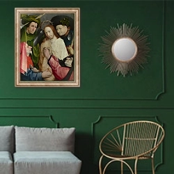 «Обсмеяние Христа» в интерьере классической гостиной с зеленой стеной над диваном