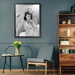 «Loren, Sophia» в интерьере гостиной в стиле ретро в серых тонах
