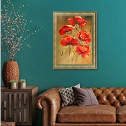 «Цвета страсти» в интерьере гостиной с зеленой стеной над диваном