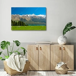 «Пастбище рядом с горами, Новая Зеландия» в интерьере современной комнаты над комодом