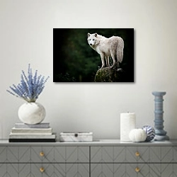 «Белый волк в зеленом лесу» в интерьере современной гостиной с голубыми деталями