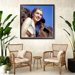 «Monroe, Marilyn 105» в интерьере комнаты в стиле ретро с плетеными креслами
