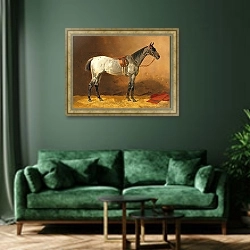 «Оседланная верховая лошадь» в интерьере зеленой гостиной над диваном