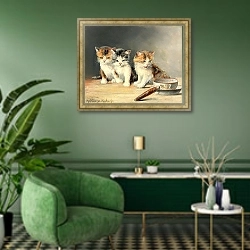 «Три котенка» в интерьере гостиной в зеленых тонах