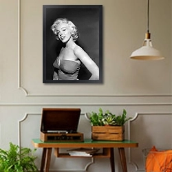«Monroe, Marilyn 98» в интерьере комнаты в стиле ретро с проигрывателем виниловых пластинок