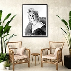 «Monroe, Marilyn 9» в интерьере комнаты в стиле ретро с плетеными креслами
