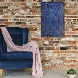 «Сапфировая абстракция» в интерьере в стиле лофт с кирпичной стеной и синим креслом