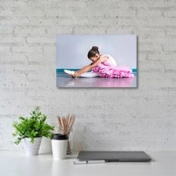 «Молодая балерина в розовой пачке» в интерьере современного офиса с белой кирпичной стенкой