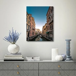 «Венецианская улица ранним утром» в интерьере современной гостиной с голубыми деталями