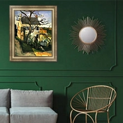 «Дом и дерево» в интерьере классической гостиной с зеленой стеной над диваном