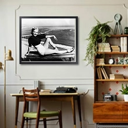 «Monroe, Marilyn 92» в интерьере кабинета в стиле ретро над столом