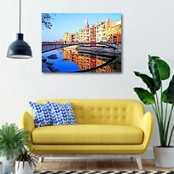 «Испания. Жирона. Вечер» в интерьере современной гостиной с желтым диваном