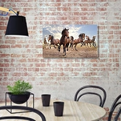 «Табун лошадей» в интерьере кухни в стиле лофт с кирпичной стеной