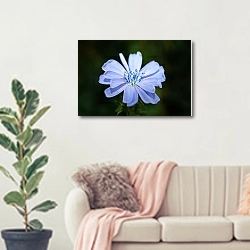 «Голубой цветок крупным планом» в интерьере современной светлой гостиной над диваном