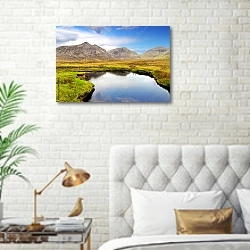 «Ирландия. Горы Коннемара » в интерьере современной спальни в белом цвете с золотыми деталями