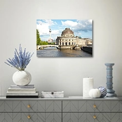 «Берлин, река  Шпрее» в интерьере современной гостиной с голубыми деталями
