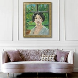 «Садовое окно» в интерьере гостиной в классическом стиле над диваном