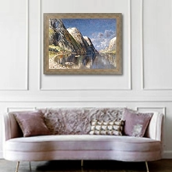 «Фьорд Дронтхейм» в интерьере гостиной в классическом стиле над диваном