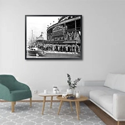 «История в черно-белых фото 988» в интерьере гостиной в скандинавском стиле с зеленым креслом