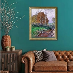 «The Krems Valley, Autumn» в интерьере гостиной с зеленой стеной над диваном