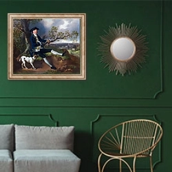 «Джон Плампин» в интерьере классической гостиной с зеленой стеной над диваном