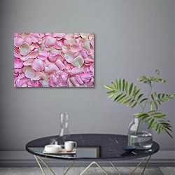 «Розовые лепестки » в интерьере современной гостиной в серых тонах