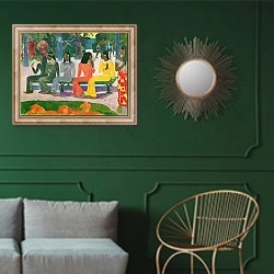 «Ta Matete 1892» в интерьере классической гостиной с зеленой стеной над диваном