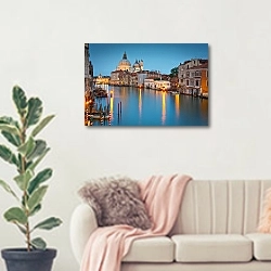 «Италия. Венеция. Сумерки над Гранд-каналом» в интерьере современной светлой гостиной над диваном