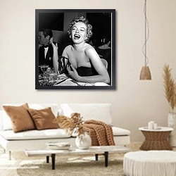 «Monroe, Marilyn 88» в интерьере светлой гостиной в стиле ретро