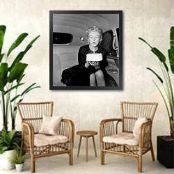 «Monroe, Marilyn 81» в интерьере комнаты в стиле ретро с плетеными креслами