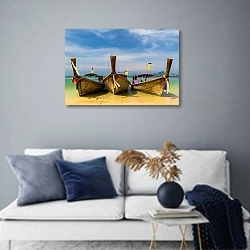 «Три лодки на песчаном берегу» в интерьере современной гостиной в синих тонах