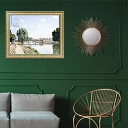 «The Railway Bridge, Pontoise, c.1873» в интерьере классической гостиной с зеленой стеной над диваном