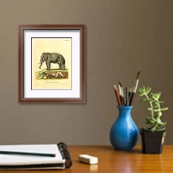 «Азиатский слон» в интерьере кабинета с бежевыми стенами над столом