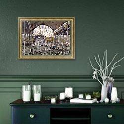 «Réception des marins russes aux Halles lors des fêtes Franco-Russes en octobre 1893» в интерьере прихожей в зеленых тонах над комодом