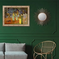 «Scene from Tahitian Life, 1896» в интерьере классической гостиной с зеленой стеной над диваном