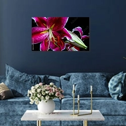 «Ярко-розовые лилии на черном фоне» в интерьере современной гостиной в синем цвете