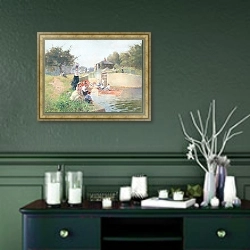 «Летний день, замок Марлоу» в интерьере прихожей в зеленых тонах над комодом