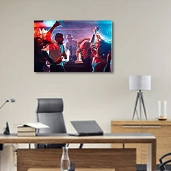 «Танцующие посетители ночного клуба» в интерьере кабинета директора над столом