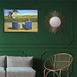«Housesitting» в интерьере классической гостиной с зеленой стеной над диваном