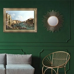 «Регата на Гранд Канале» в интерьере классической гостиной с зеленой стеной над диваном