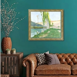 «Тополя, растущие рядом с водотоком» в интерьере гостиной с зеленой стеной над диваном