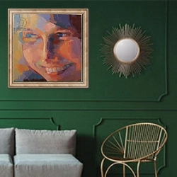 «'Eye Am 7', 2010,» в интерьере классической гостиной с зеленой стеной над диваном