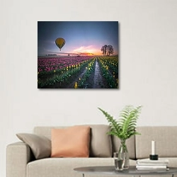 «Воздушные шары, парящие над полем тюльпанов» в интерьере современной светлой гостиной над диваном