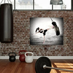 «Тренировка с грушей» в интерьере тренажерного зала с красной кирпичной стеной