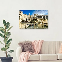 «Италия. Венеция. Гондола под мостом Реальто» в интерьере современной светлой гостиной над диваном