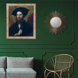 «Портрет мужчины в большой черной шляпе» в интерьере классической гостиной с зеленой стеной над диваном